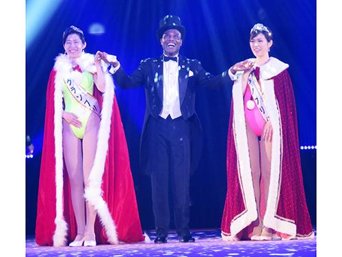 グランプリ受賞の２人はステージ上を優雅に歩く「ヴィクトリー・ウォーク」を披露